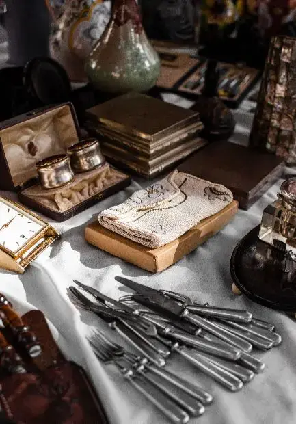 arreglo-de-objetos-de-mercado-de-antiguedades (1) (1)