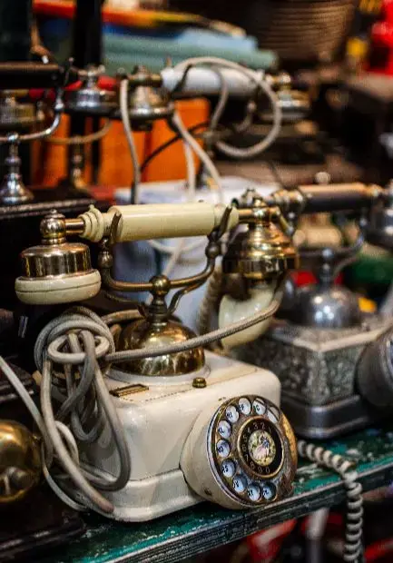 arreglo-de-objetos-de-mercado-de-antiguedades (2) (1)