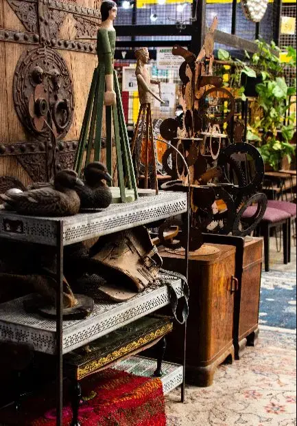 disposicion-de-objetos-antiguos-en-un-mercado-de-antiguedades (1)