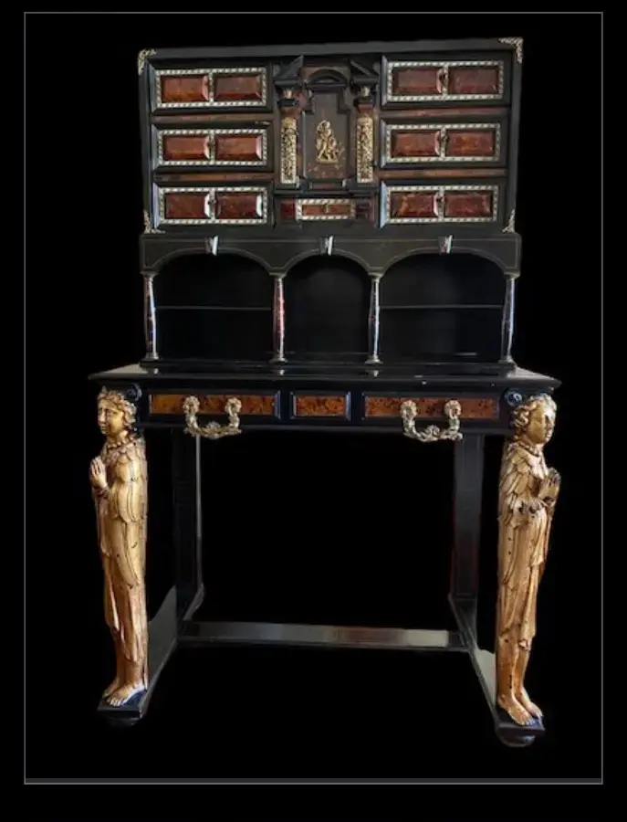 desvan-2-23 Escritorio bargueño antiguo con arquillos y cajonería, patas talladas en forma de figuras - Imagen 1